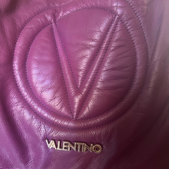 100% authentic, used purple leather Valentino handbag - Picture 3 of 4